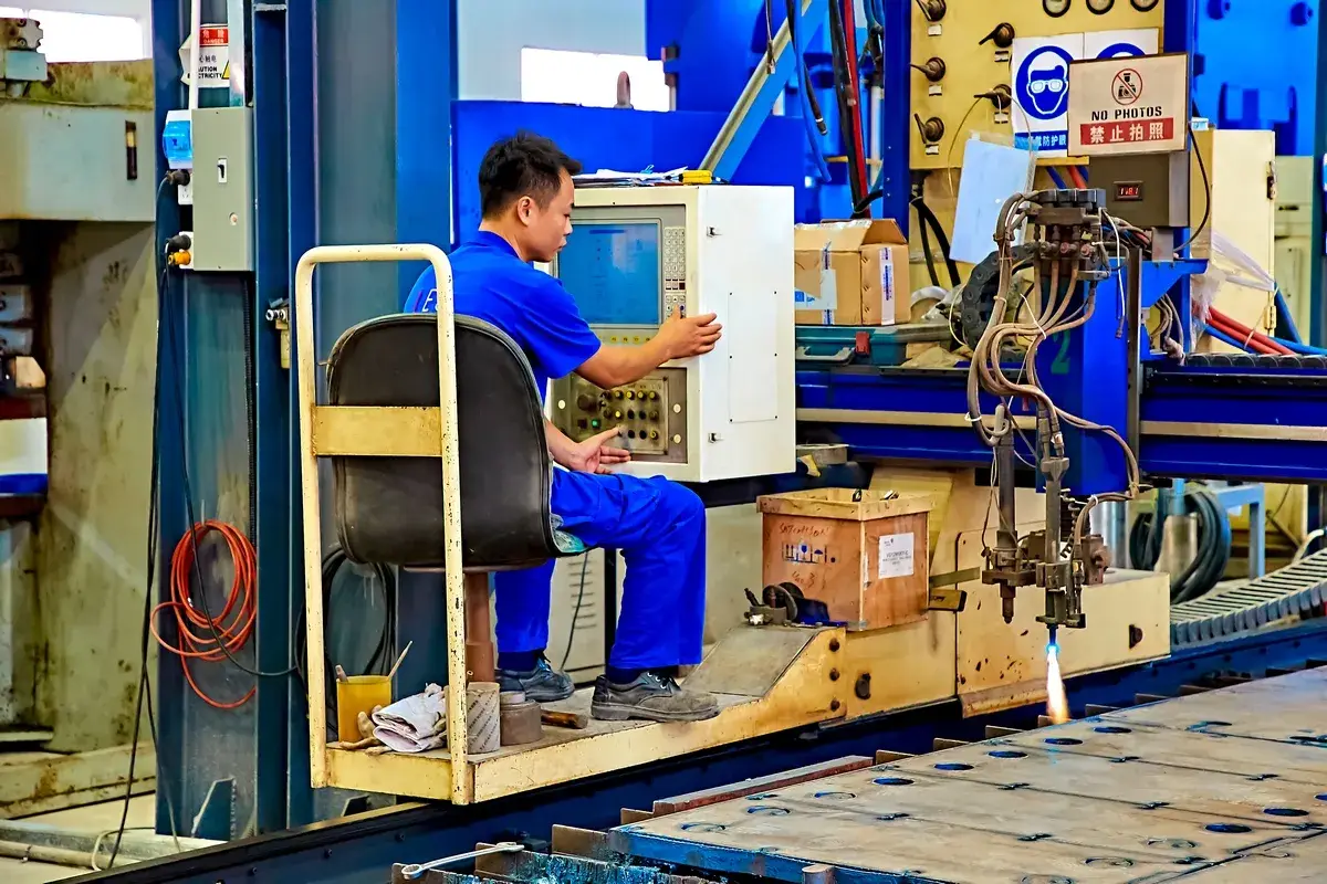 Atelier de production d'échangeurs de chaleur à plaques (Découpe plasma)